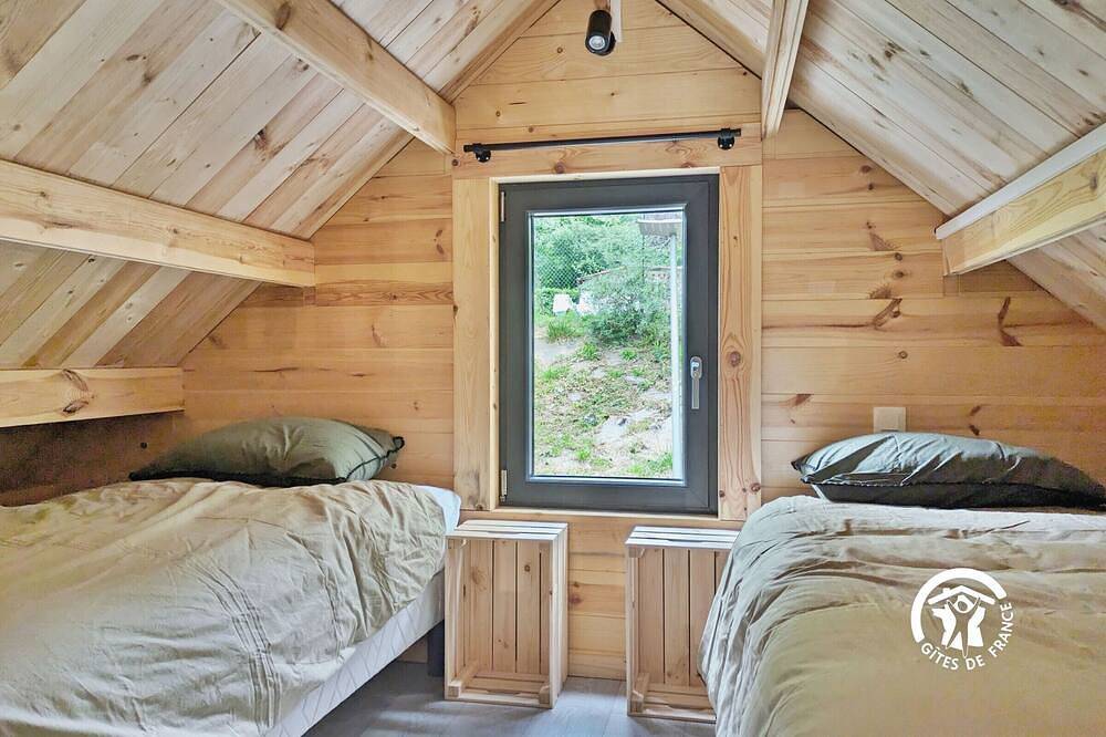 Chalet confortable 4 pers., terrasse, 2 chambres au camping de Coupeau in Saint-Berthevin, Mayenne