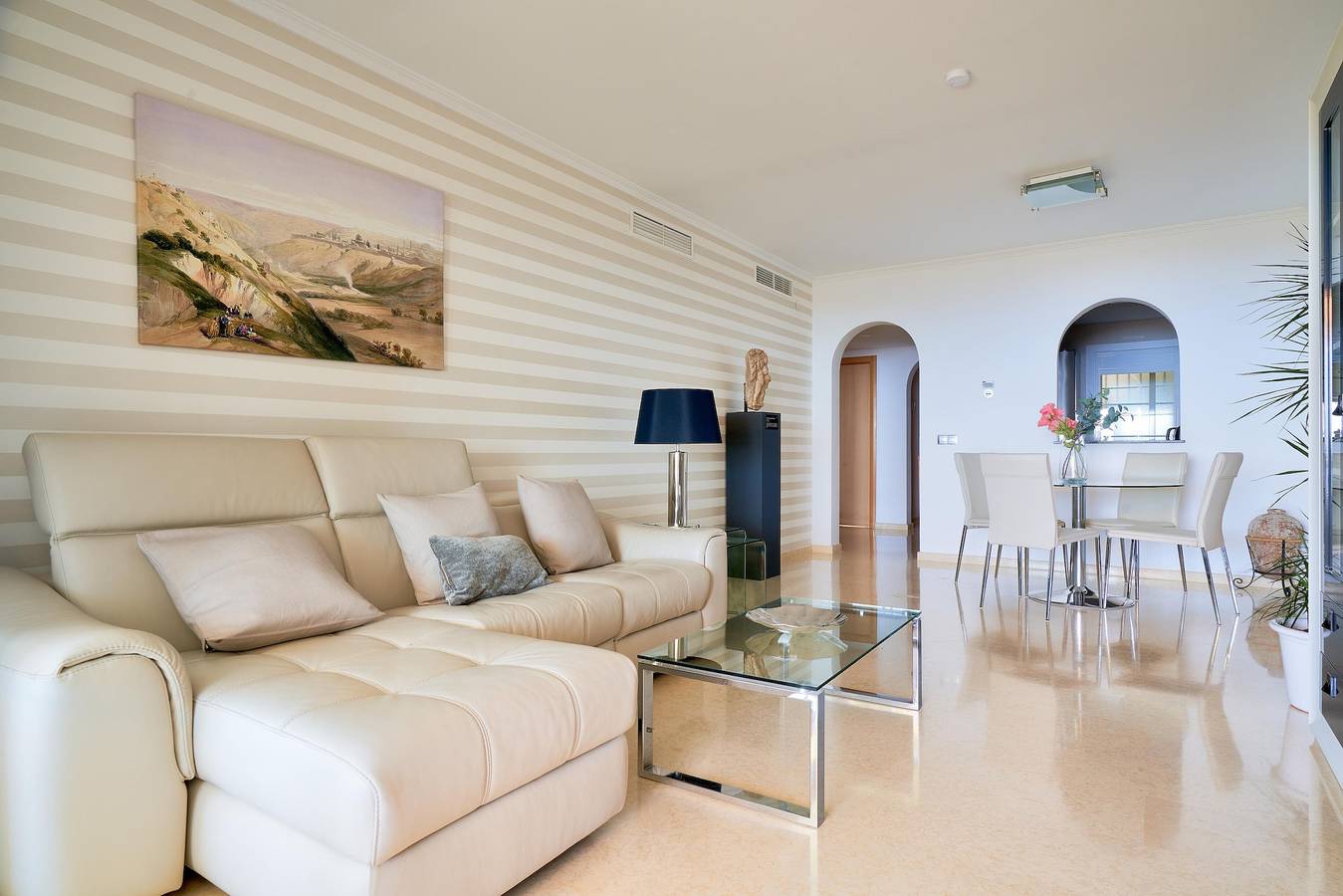 Apartamento entero, Apartamento de lujo Neptuno en Málaga con vistas al mar, piscina compartida y Wi-Fi in Rincón de la Victoria, Costa del Sol