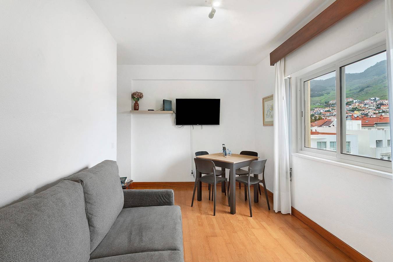 Apartamento inteiro, Apartamento 'Machico Beach Front' com Vista Mar, Wi-Fi e Ar Condicionado in Machico, Madeira