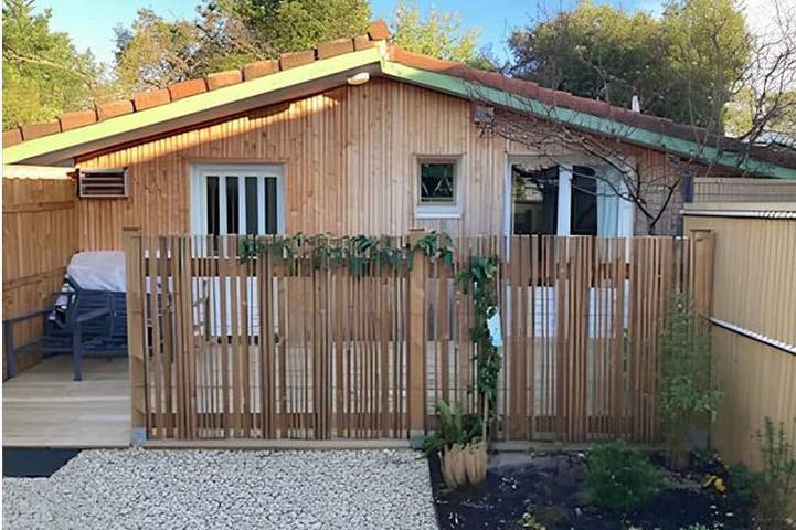 Gîte pour 4 personnes, avec terrasse et piscine