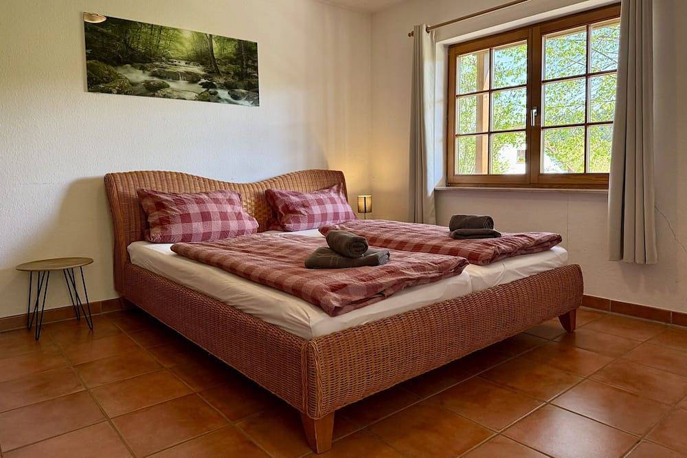 Holz-Ferienhaus - offene Galerie, Kachelofen, Whirlwanne,  Sauna, Wlan, am Wald in Loßburg, Mittlerer Schwarzwald
