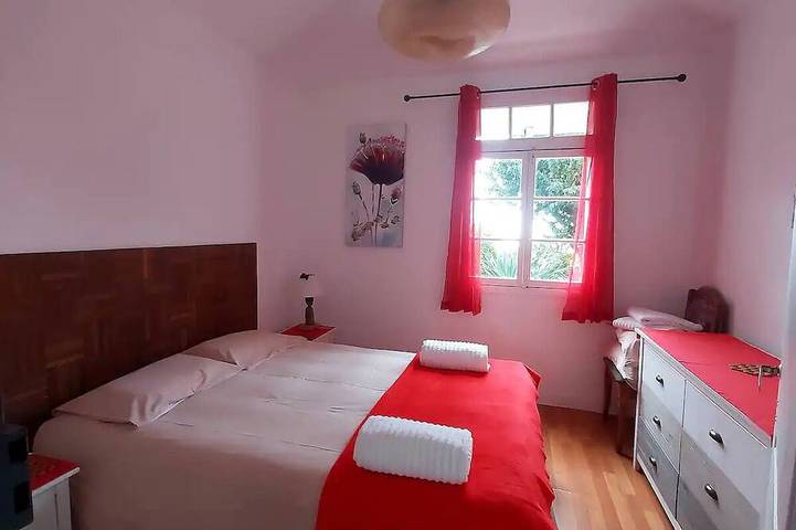 Charming three bedroom cottage with a pretty garden and free private parking in Estreito da Calheta, Île de Madère