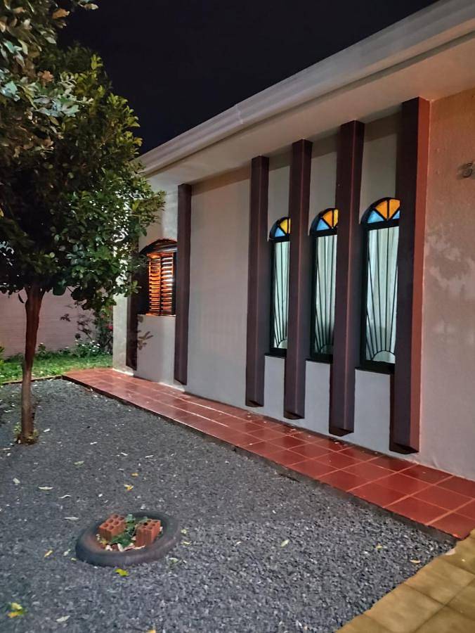 Casas e apartamentos de temporada para 2 pessoas, com jardim e balcão em Maringá