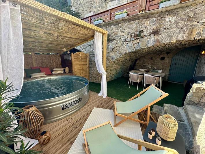Location de vacances pour 2 personnes, avec jacuzzi et sauna ainsi que piscine et jardin à Saint-Étienne-de-Fontbellon - 2