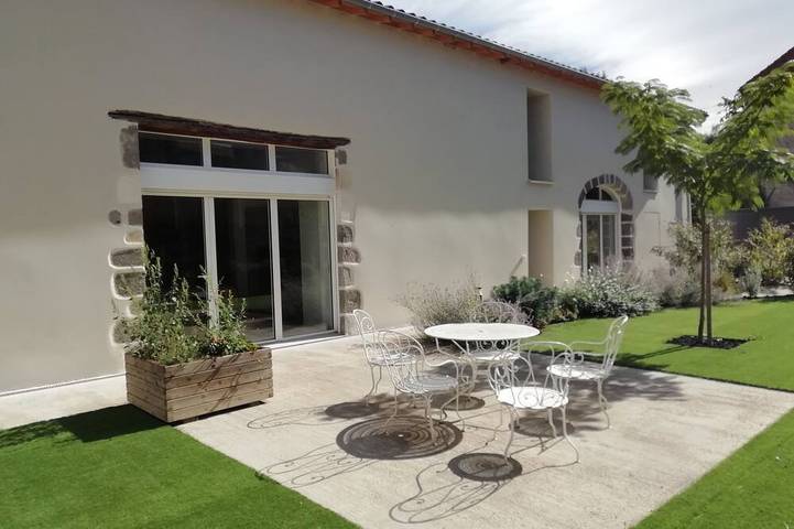 Location de vacances pour 6 personnes, avec jardin et terrasse à Meilhaud