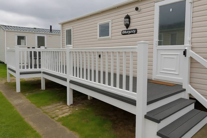 Caravan for 8 people, with Garden and Pool in Towyn