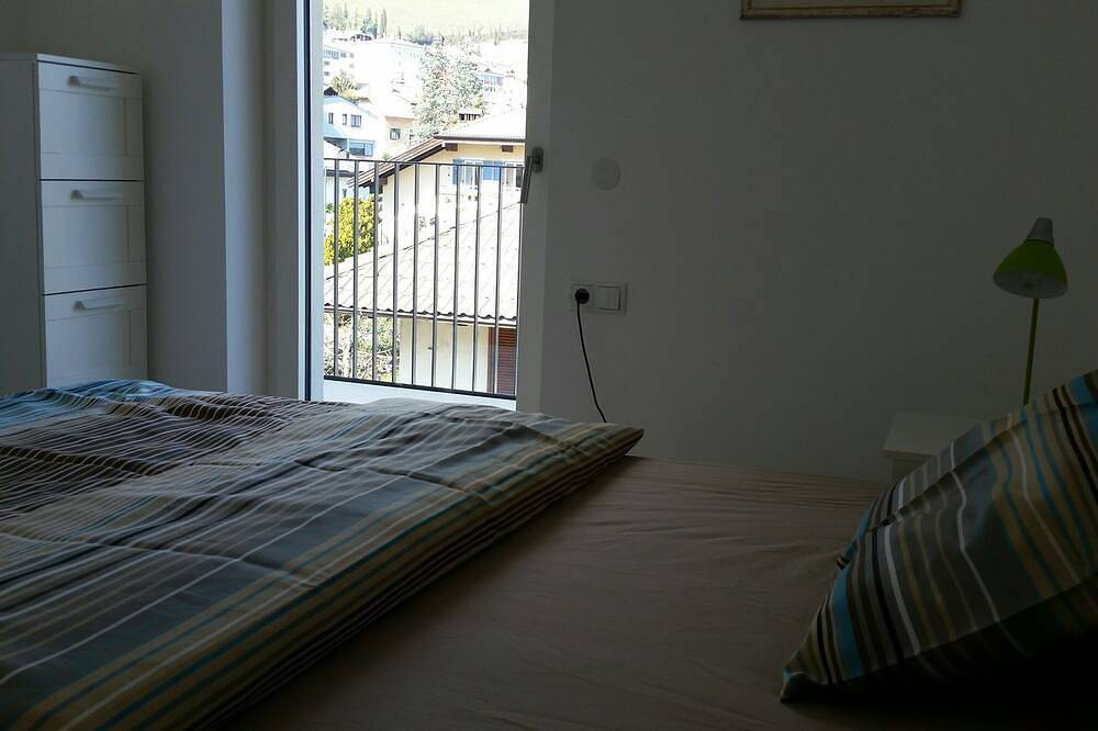 Ganze Wohnung, Traumhafte Dachgeschosswohnung mit herrlicher Aussicht und großem Balkon; Wlan in Tramin an der Weinstraße, Nonsberggruppe