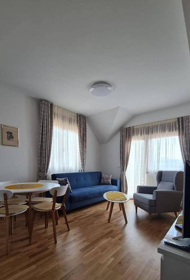 Ferienwohnung für 3 Personen, mit Terrasse und Ausblick sowie Pool, kinderfreundlich in Zlatibor