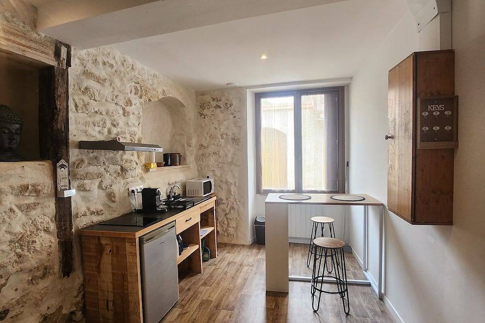 Entire apartment, Studio 20m² Casteljaloux center, equipped, 8 min Thermes, lake and leisure nearby in Casteljaloux, Nérac region