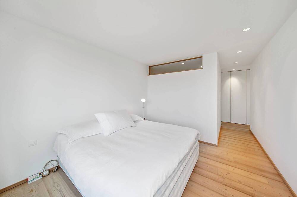 Villa Serenity Sustainable Luxury Retreat with Serviced Amenities by Lake Geneva in Préverenges, Lake Geneva