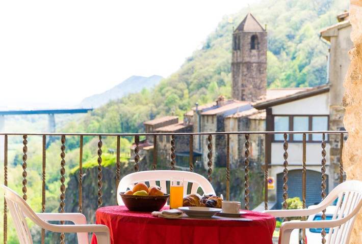 Gîte pour 7 personnes, avec Balcon ainsi que Terrasse et Vue à Castellfollit de la Roca