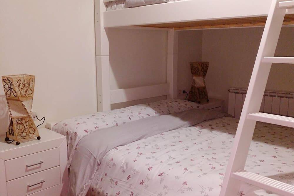 Apartamento entero, Prullans I - Tres Habitaciones Piso, Capacidad 9 in Prulláns, Pirineo Catalan