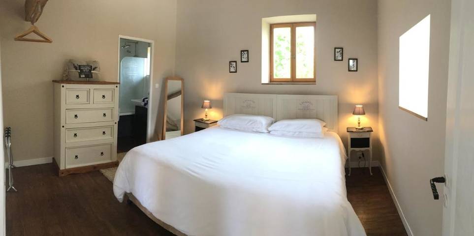 Location de vacances pour 6 personnes, avec vue ainsi que piscine et jardin à Verteillac - 3