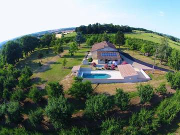 Cottage pour 2 personnes, avec bassin pour enfant et vue ainsi que piscine et jardin à La Romieu