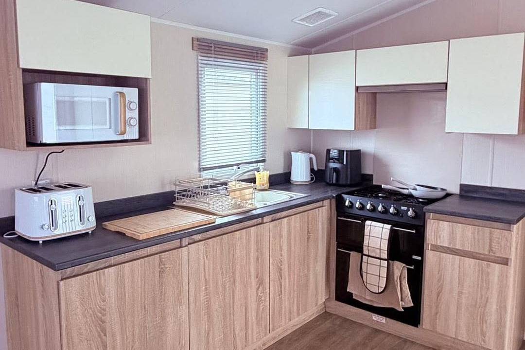 2-Bed Caravan - Sleeps 6 - Pet Friendly - Parking in Chapel St. Leonards, Lincolnshire