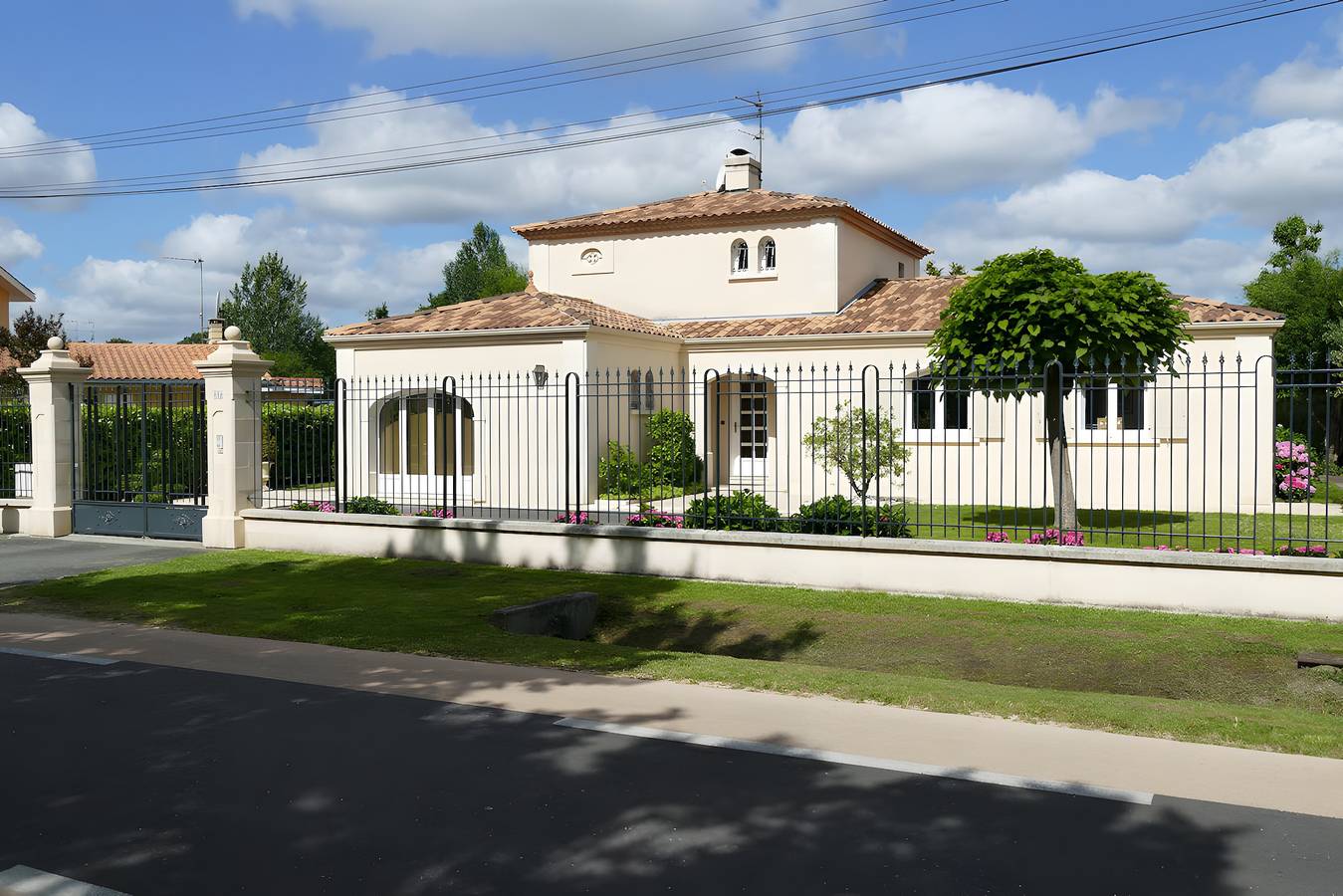 Guesthouse 'Les Hortensias du Monastère' with Private Pool, Shared Terrace, and Wi-Fi in Saint-Aubin-de-Médoc, Bordeaux region