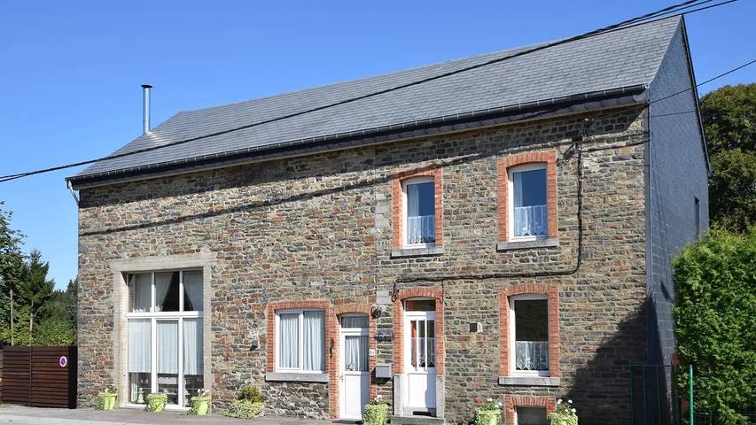 Location de vacances pour 13 personnes, avec sauna et jardin à Gouvy