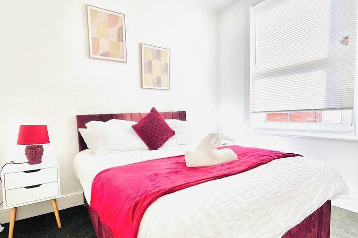 Bed and breakfast for 12 people, with garden in Portsmouth