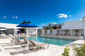 Hôtel pour 5 personnes, avec jardin et piscine ainsi que jacuzzi et bassin pour enfant, animaux acceptés à Calimera