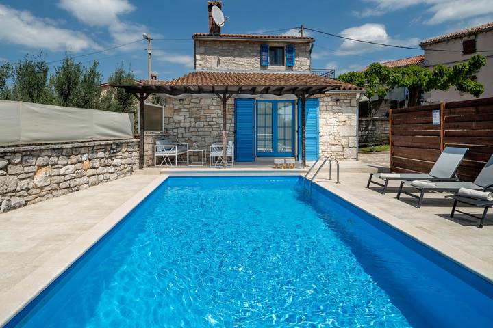 Ferienhaus für 6 Personen, mit Terrasse und Pool sowie Garten