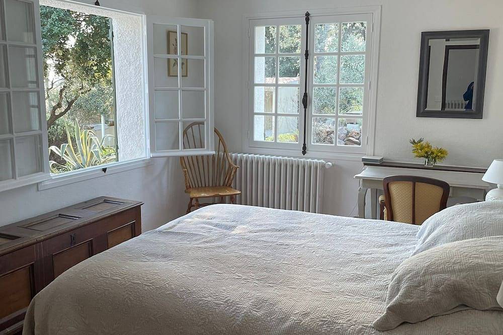 Charming Provencal villa with swimming pool in the heart of olive groves in Aups, Brignoles region