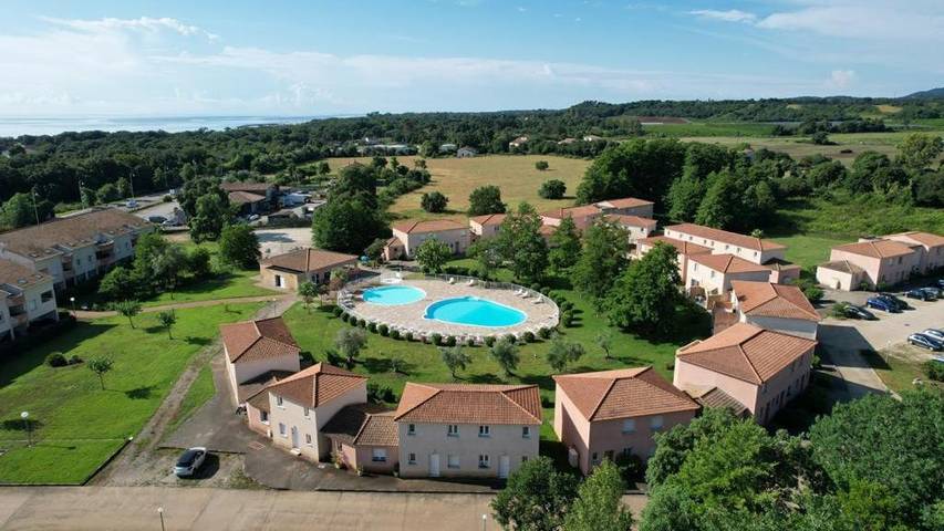 Location de vacances pour 4 personnes, avec terrasse ainsi que piscine et vue, animaux acceptés à Santa-Maria-Poggio
