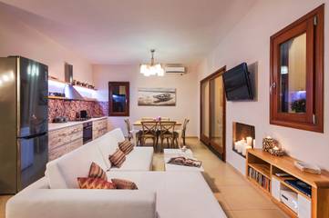 Vacation Rental for 5 Guests in Thera, Santorini, Picture 1