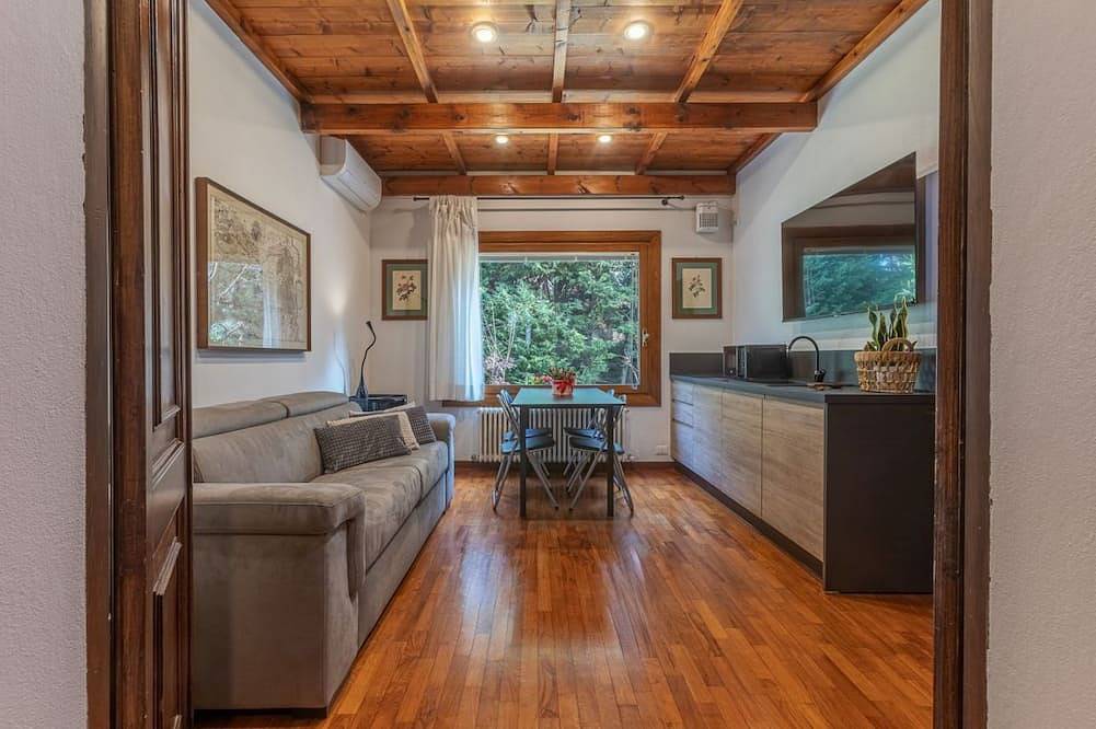 Geheel appartement, Stunning ground floor apartment in a modern villa, perfect for up to 5 people.Immersed in a charming garden with pine forest and swimming pool, the accommodation is located in a quiet residential area equipped with all services, a short distance from the in Ferrara, Provincie Ferrera