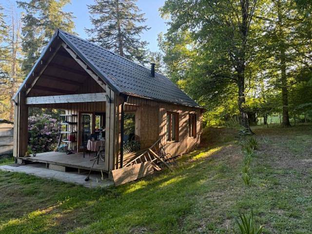 Gîte pour 2 personnes, avec Terrasse ainsi que Piscine et Vue à Solignac (homonymie)