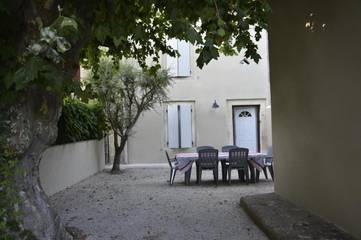 Location de vacances pour 6 personnes, avec piscine ainsi que terrasse et jardin à Entraigues-sur-la-Sorgue