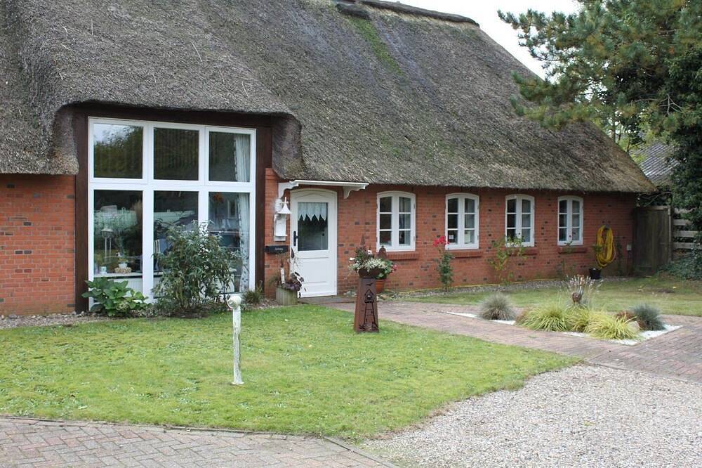 Charmantes Reetdachhaus mit eingezäuntem Garten in Bordelum, Nordfriesland