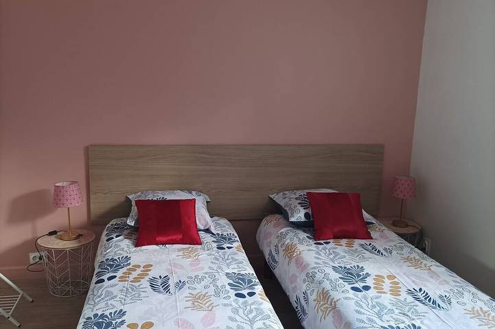 Gîte pour 4 personnes, avec jacuzzi et piscine ainsi que terrasse et jardin à Chatuzange-le-Goubet - 4