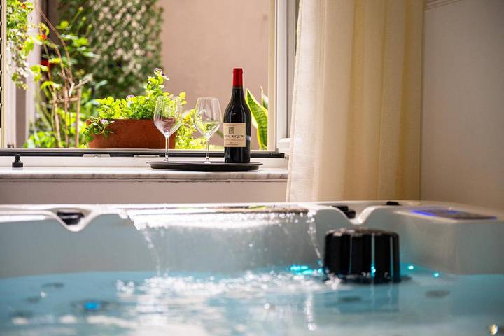 Ferienwohnung für 3 Personen, mit Whirlpool und Garten sowie Pool
