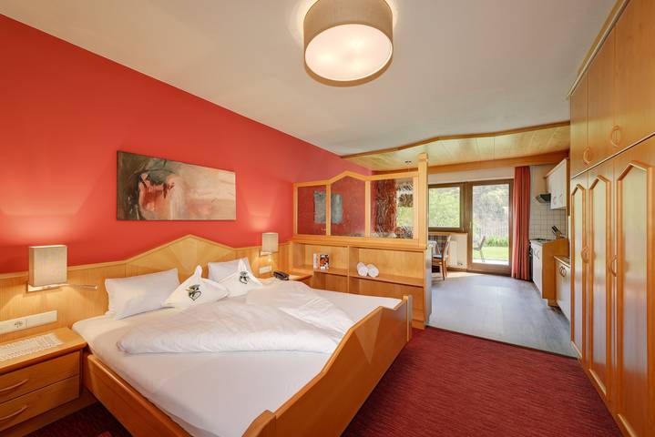 Ganze Wohnung, Ferienwohnung "Alpenhof Lodge Almrose iii" mit Bergblick, Pool & Wlan in Saltaus, St. Martin in Passeier