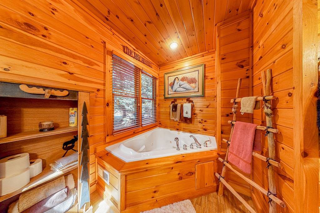 Cozy Wooded Retreat w/ Wifi, Putting Green, Foosball, Private Hot Tub & Views in Chattahoochee National Forest