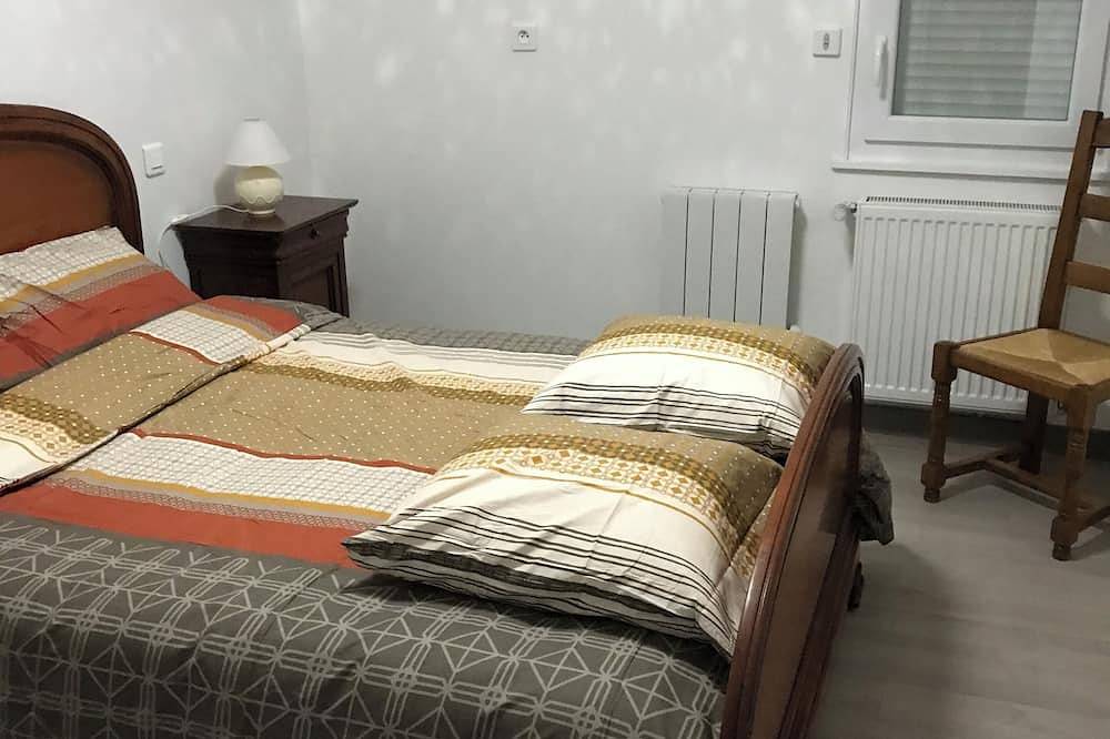 A fully renovated farmhouse offering all the comforts of home, accommodating up to 8 people in Éclaires, Marne