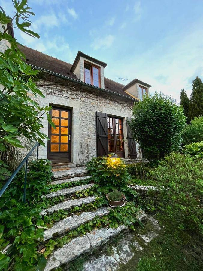 Belle maison en pierre, grand jardin au calme in Rocquemont, Oise