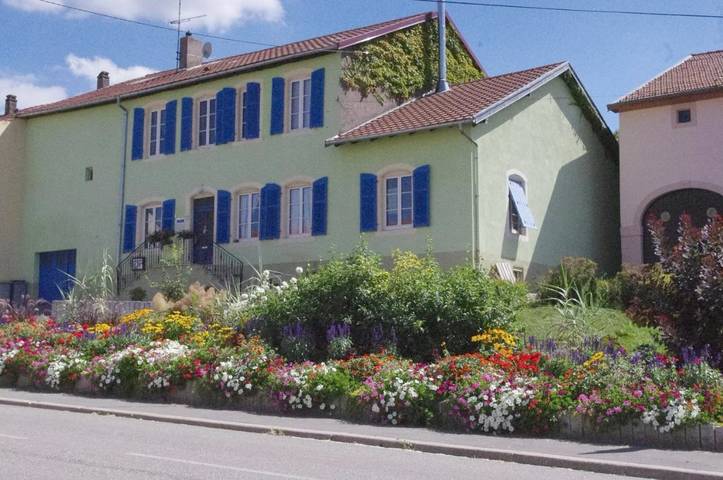 Chambre d’hôte pour 4 personnes, avec Terrasse et Jardin ainsi que Piscine et Vue