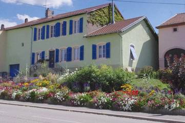 Chambre d’hôte pour 4 personnes, avec jardin ainsi que vue et piscine, animaux acceptés à Racrange