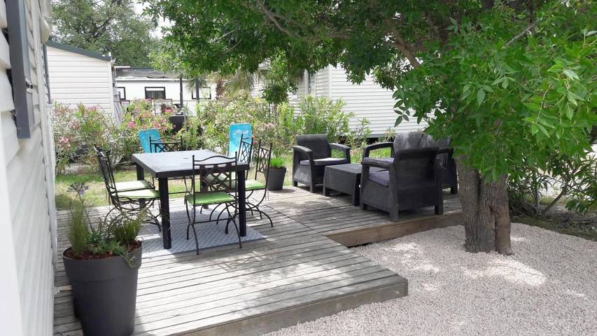 Camping pour 6 personnes, avec jardin ainsi que jacuzzi et piscine
