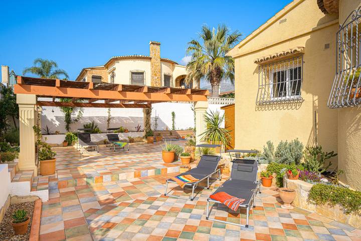 Apartamento entero, Apartamento "La Mandarina" con vistas a la montaña, piscina, Wi-Fi, aire acondicionado y terraza in Orba, Costa Blanca