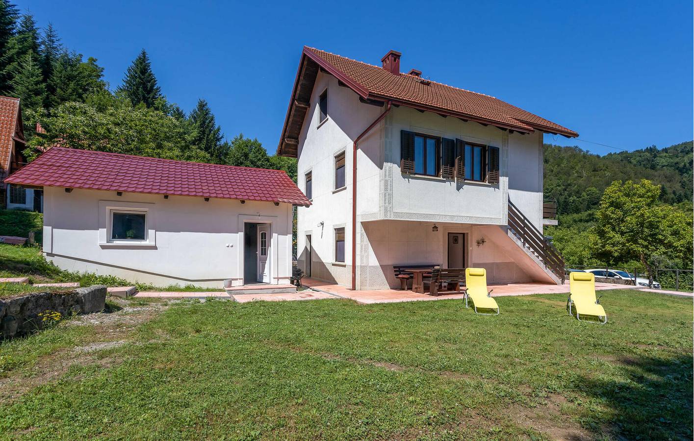 Gemütlich, 1 km vom Strand entfernt: Modernes Apartment mit Terrasse und kostenlosen Parkplätzen in Delnice, Primorje-Gorski Kotar