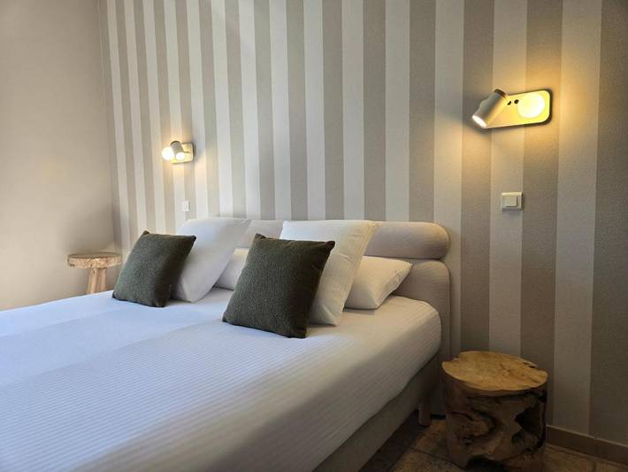 Hôtel pour 2 personnes, avec jardin ainsi que piscine et vue, animaux acceptés à Saint-Quentin-la-Poterie - 4