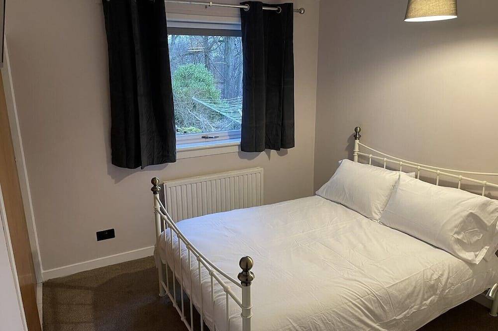Beautiful cottage in peaceful location w/hot tub.  10mins from centre of Dundee. in Dundee, Angus