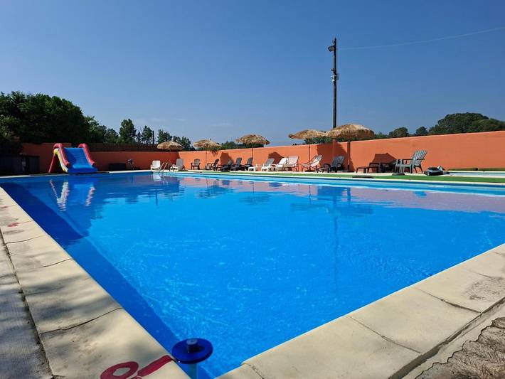 Camping pour 4 personnes, avec Terrasse ainsi que Jardin et Piscine