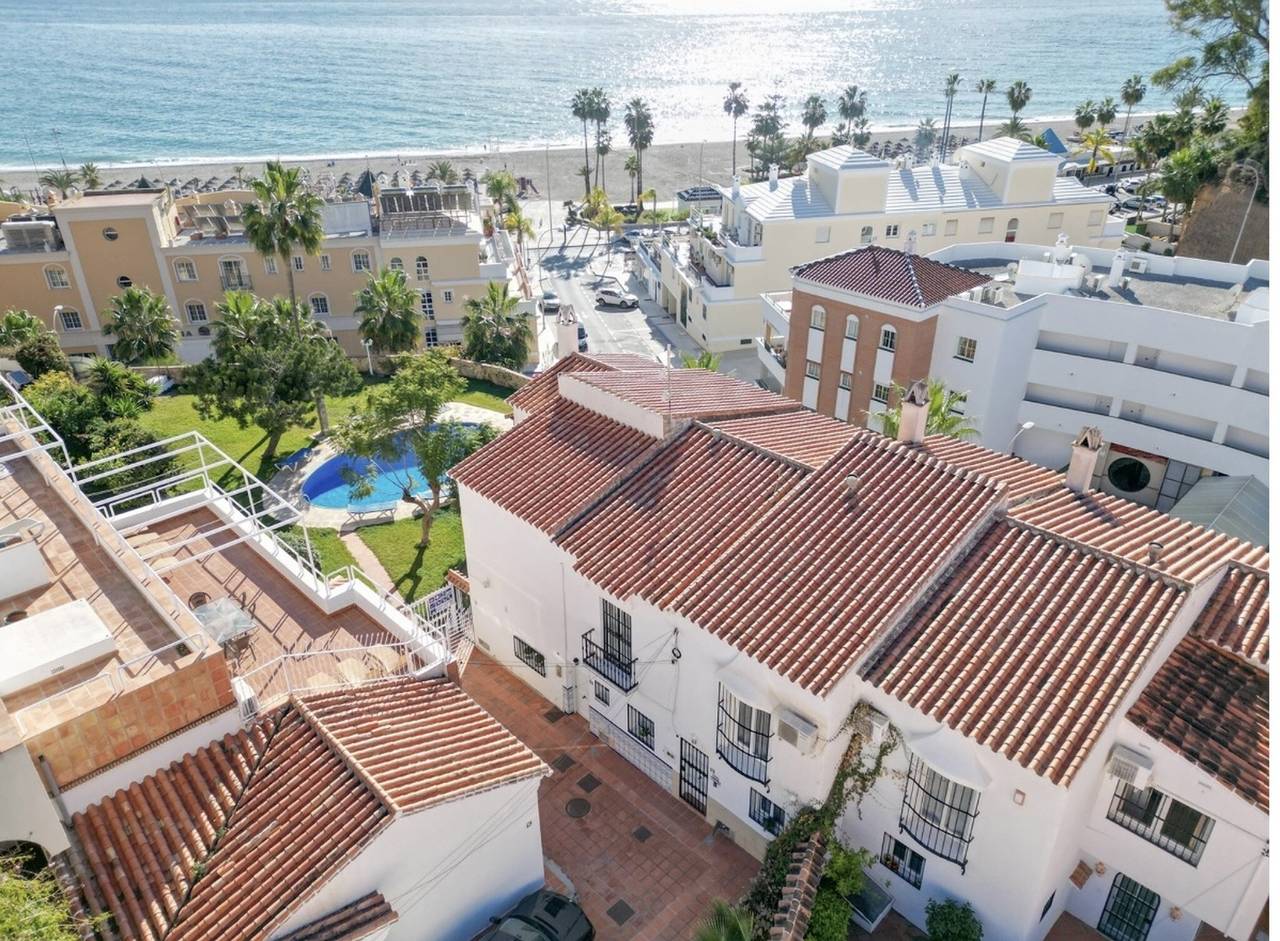 Holiday Home 'Burriana Casa Playa' with Sea Views, Wi-Fi and Air Conditioning in Playa de Burriana, Nerja