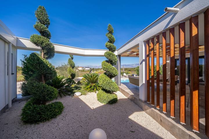 Villa pour 6 personnes, avec terrasse ainsi que jardin et piscine à Nin