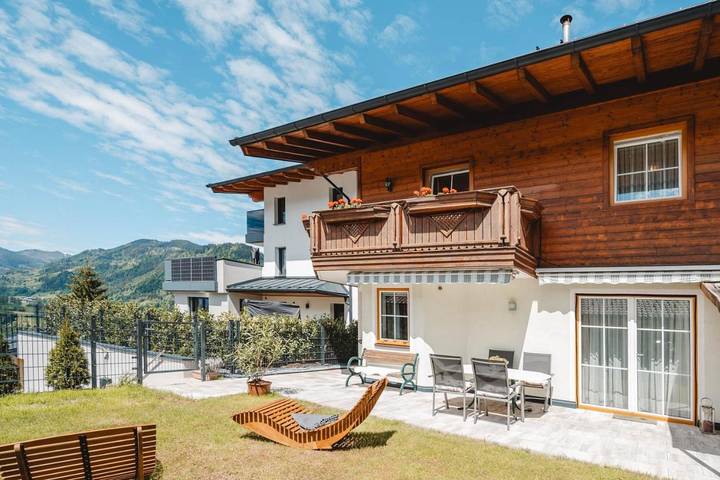 Ferienhaus für 14 Personen, mit Balkon und Terrasse sowie Garten und Ausblick in Alpendorf