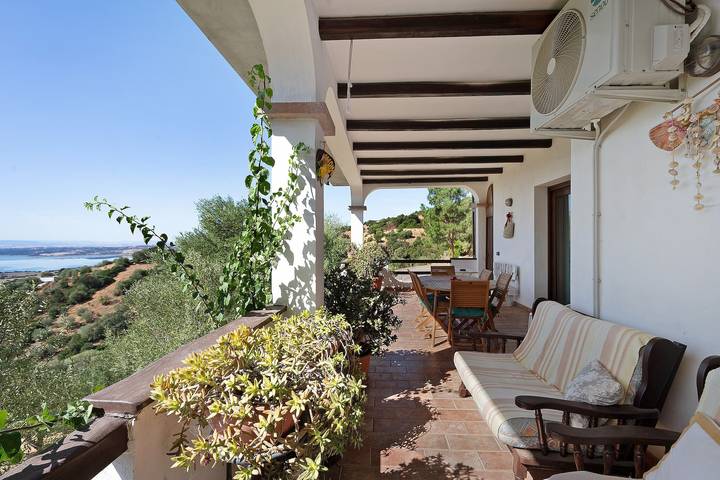 Doppelzimmer mit gemeinsamer Terrasse, Seeblick und Wlan in Oscheri, Olbia-Tempio