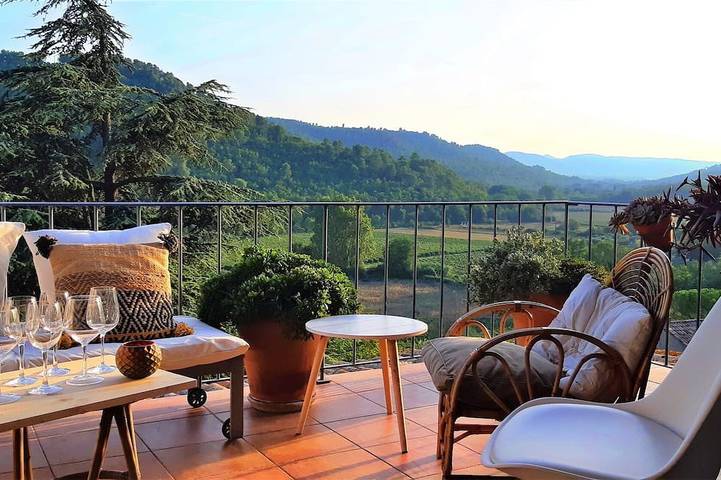 Location de vacances pour 5 personnes, avec terrasse et jacuzzi à Ansouis